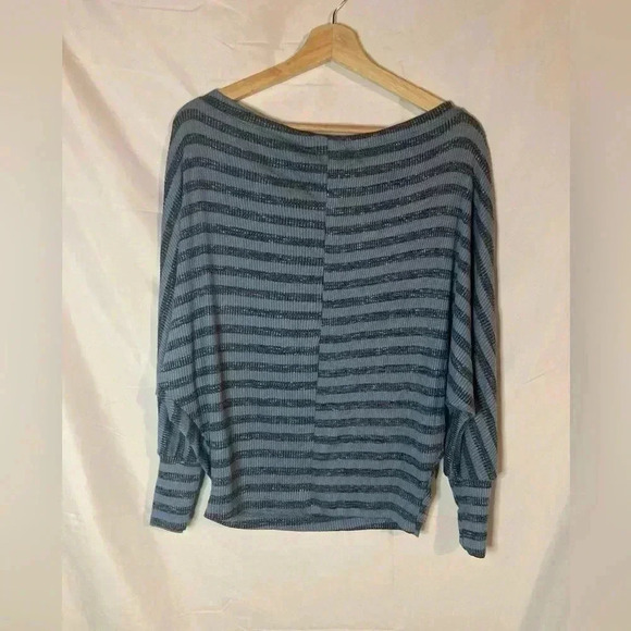 Blooms in the city long sleeve top size small - Picture 5 of 6